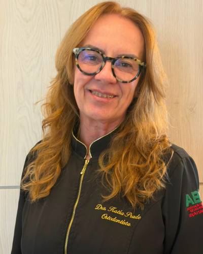 Dra. Kátia Prade — Especialista em Ortodontia, Dor Orofacial e DTM, Odontologia do Sono, CVM Odontologia